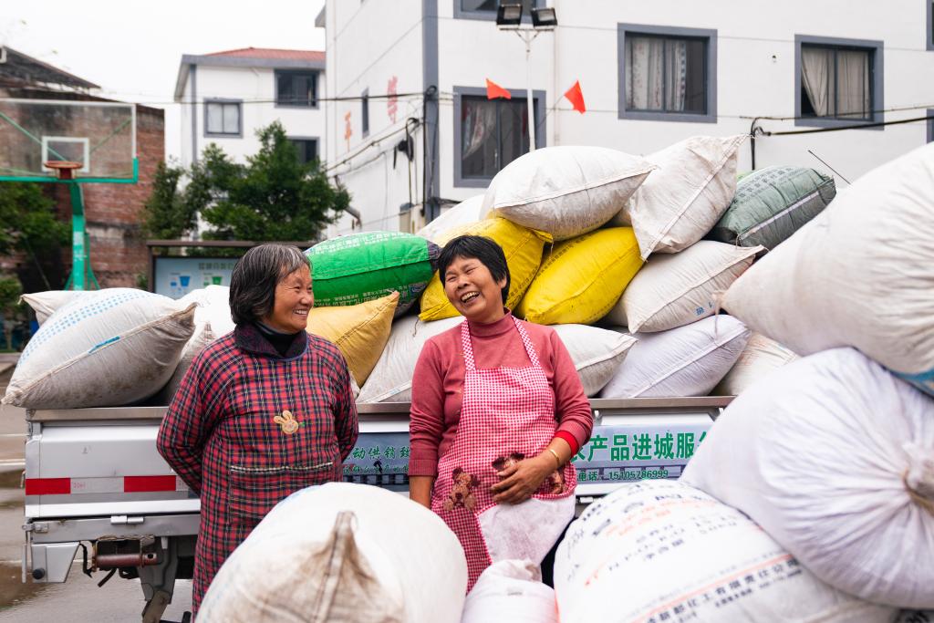 浙江麗水：流動(dòng)供銷致富車托起山區(qū)農(nóng)戶共富夢