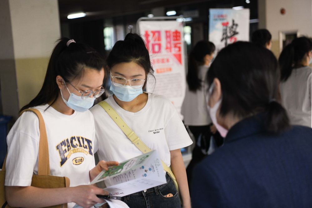 “先落戶后就業(yè)”、發(fā)放就業(yè)補貼……多地多措并舉促進(jìn)高校畢業(yè)生就業(yè)