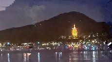 市民拍到西湖“雙塔同框”景觀 好似海市蜃樓