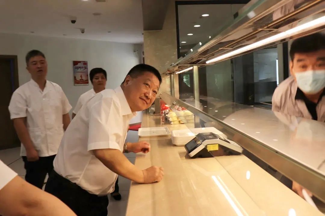 致敬勞動(dòng)者丨胡偉平：機(jī)關(guān)餐管中心“老黃牛”