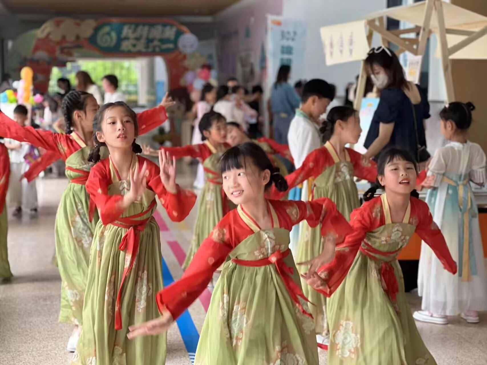 浙江湖州愛山小學(xué)教育集團(tuán)舉辦“傳承國風(fēng) 樂享童年”文化集市活動(dòng)